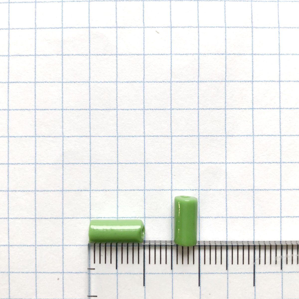 チューブビーズ （JFF303 グリーン size:約Φ3.7mm～4.2mm×9.0mm）