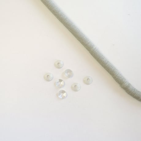 糸通しスパンコール 3mm 亀甲（MFP1502C301 グレーホワイト）【1本】