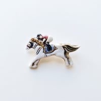 ののむらみなみ　陶器ブローチ（競馬　白）＊専用箱入り