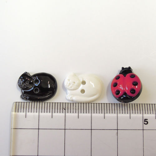 丸まったネコのボタン(JB77679 ブラック) | idola