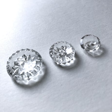 クリアガラスボタン　二つ穴（φ11mm×4mm　クリア）