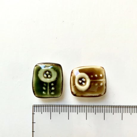 ののむらみなみ　陶器ボタン（しかくの花　飴）