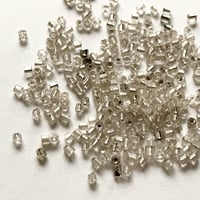 シードビーズ　（FES121 #120　クリア×シルバー　size:1〜1.5mm　特小)    【2g】