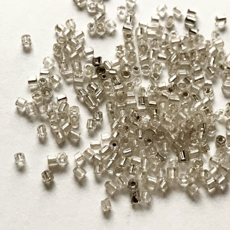 シードビーズ　（FES121 #120　クリア×シルバー　size:1〜1.5mm　特小)    【2g】