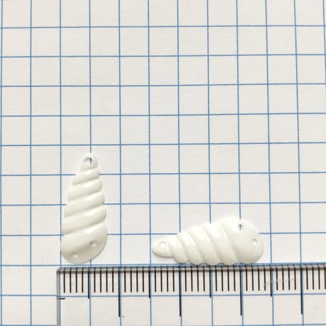 巻貝スパンコール　23mm×8mm（FSCA241 ホワイト）【4枚】