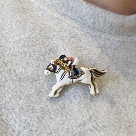 ののむらみなみ　陶器ブローチ（競馬　白）＊専用箱入り