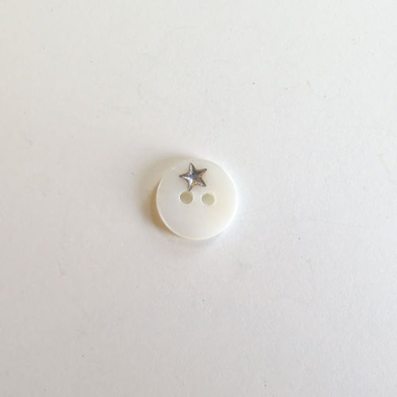 美品✨y's ワイズ 着丈130cm シェルボタン 貝ボタン ダメージ加工 星のシェルボタンS (JB107004 シルバー) | idola