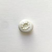 ののむらみなみ　陶器ボタン（まめの花　白）
