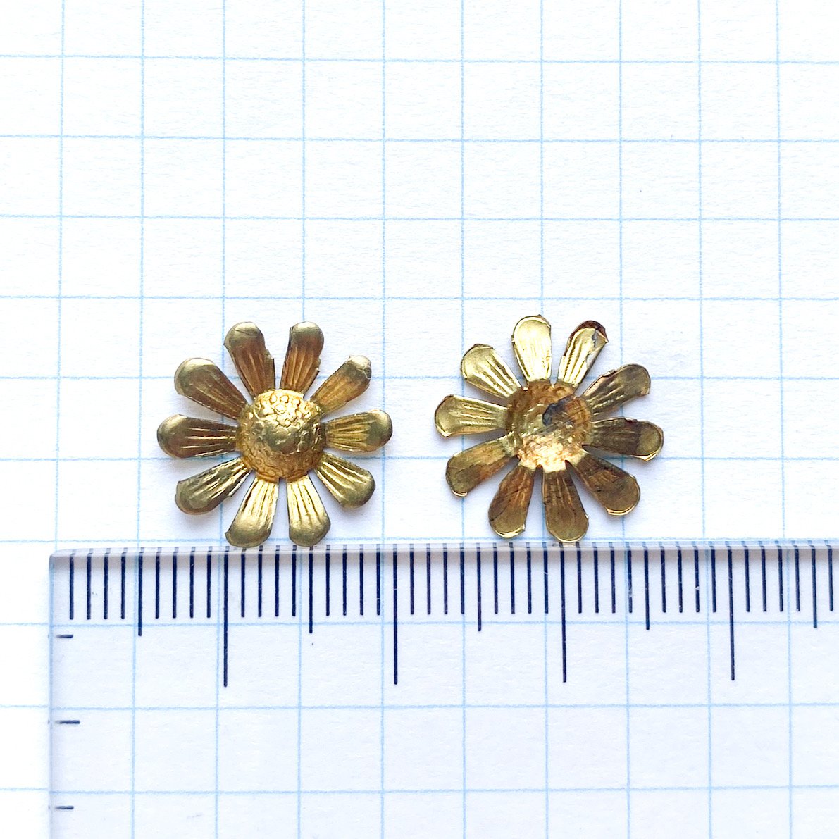 ヴィンテージ メタルカボション花（FEM1197 ゴールド ≒Φ13mm ) | idola