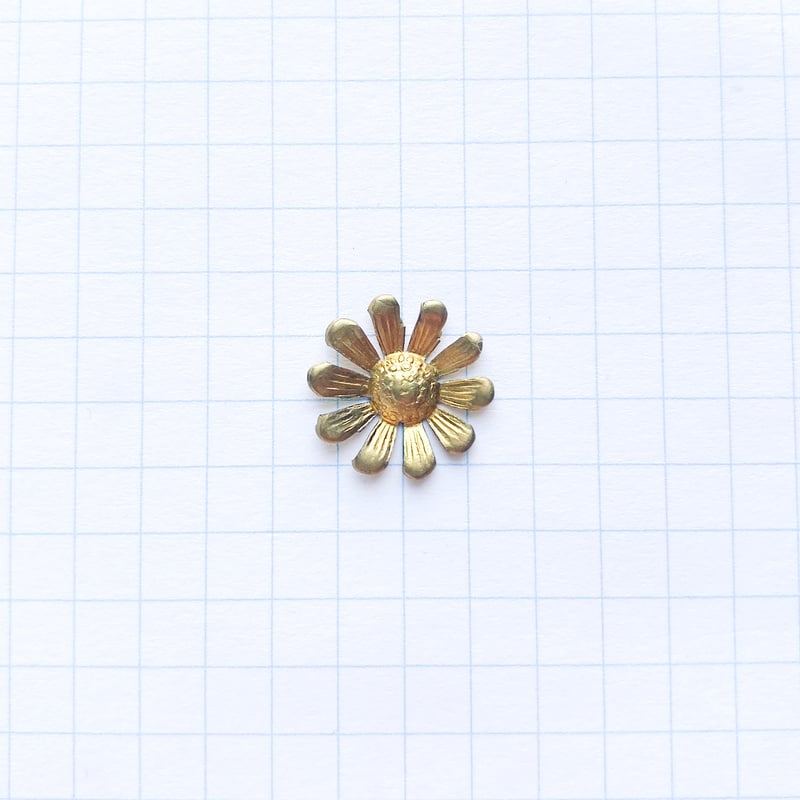ヴィンテージ メタルカボション花（FEM1197 ゴールド ≒Φ13mm ) | idola