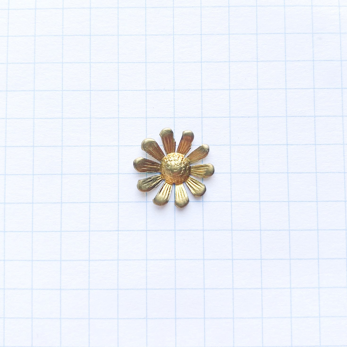 ヴィンテージ メタルカボション花（FEM1197 ゴールド ≒Φ13mm ) | idola