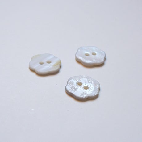 フラワー型シェルボタン 15mm (JB109179 ホワイト)