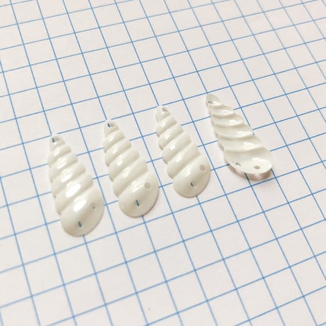 巻貝スパンコール　23mm×8mm（FSCA241 ホワイト）【4枚】