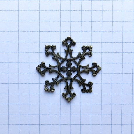 ヴィンテージ　メタル透かしパーツ・2（Φ30mm　アンティークゴールド)