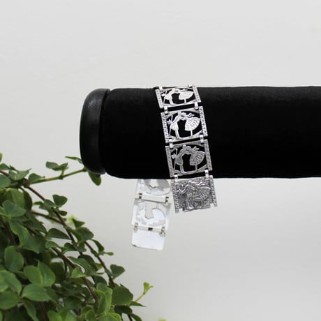 kiss bracelet