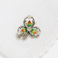 clover brooch *enamel & pearl
