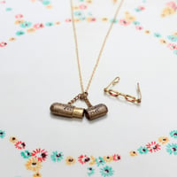Love is blind pendant