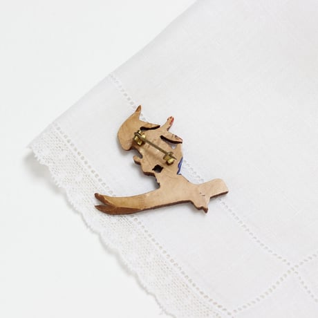 ski brooch *bakelite_b