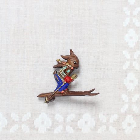 ski brooch *bakelite