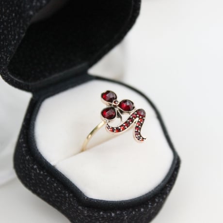 bohemian garnet ring *clover + 9ct gold