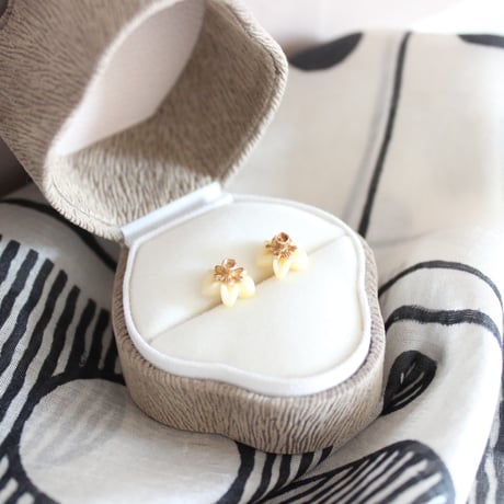 ★ carved bone daffodil earrings* gold