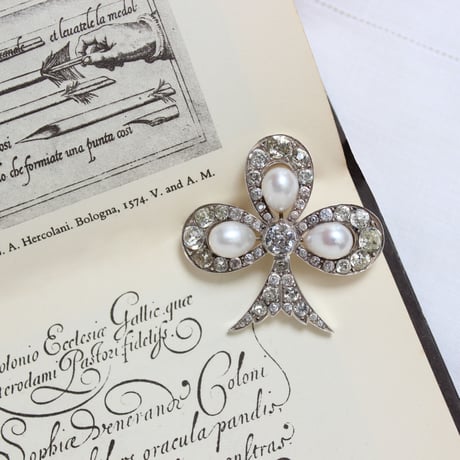club brooch *pearl & paste