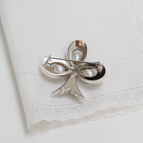 club brooch *pearl & paste