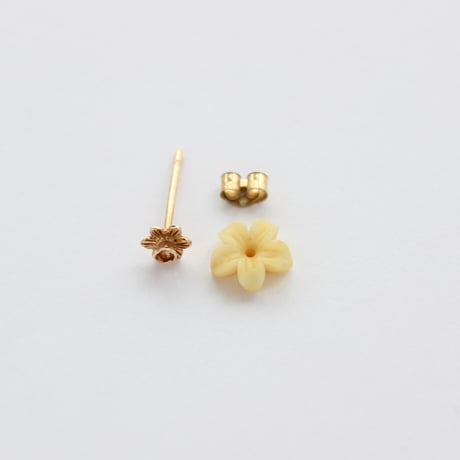 ★ carved bone daffodil earrings* gold