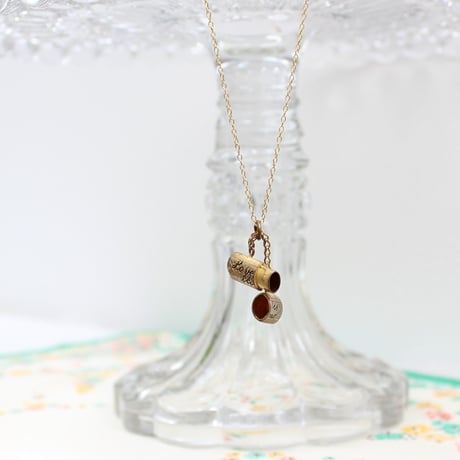 Love is blind pendant