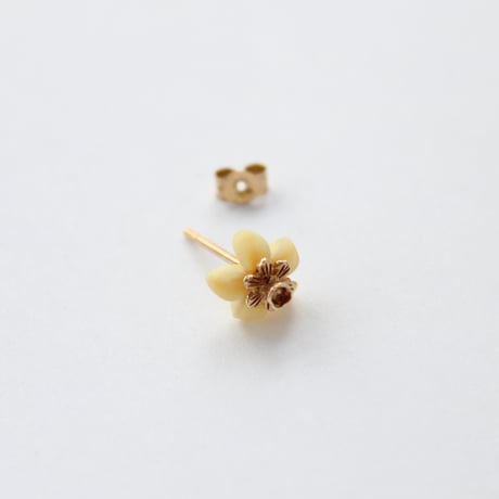 ★ carved bone daffodil earrings* gold
