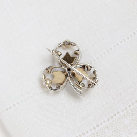 clover brooch *enamel & pearl