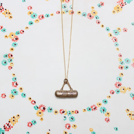 Love is blind pendant