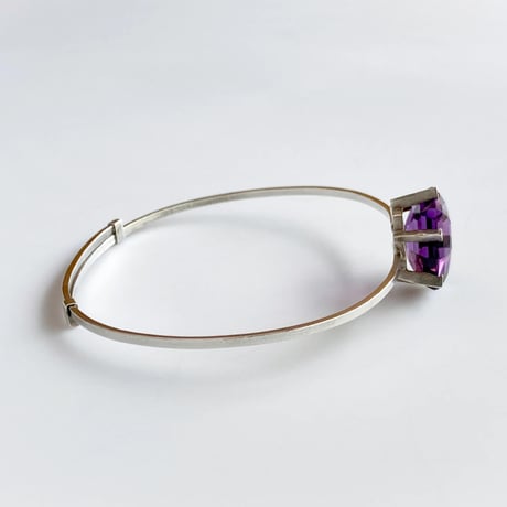 hexagonal amethyst solitaire bangle