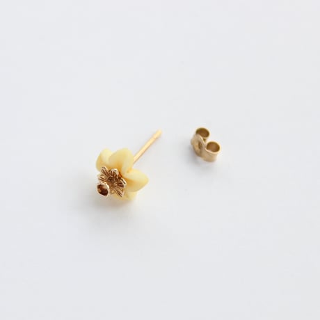 ★ carved bone daffodil earrings* gold