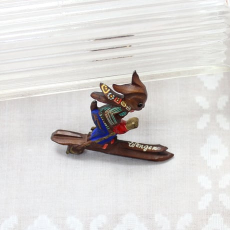 ski brooch *bakelite