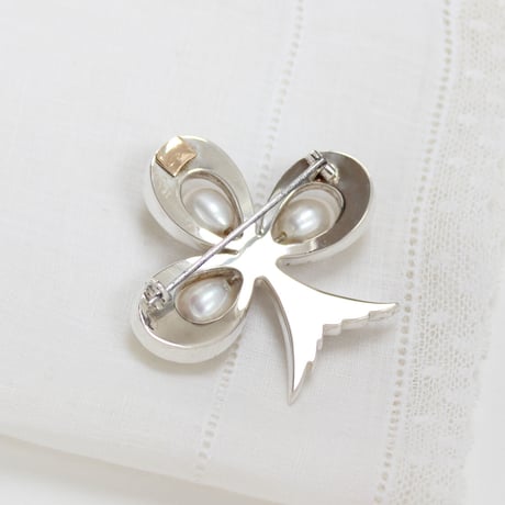 club brooch *pearl & paste