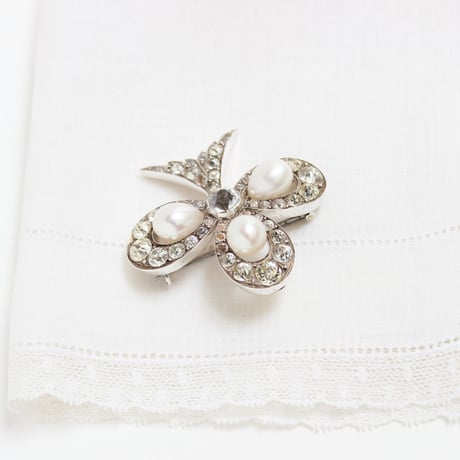 club brooch *pearl & paste
