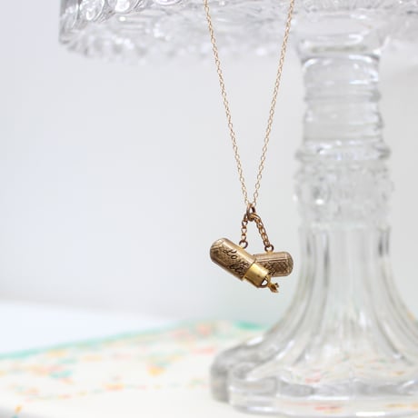 Love is blind pendant