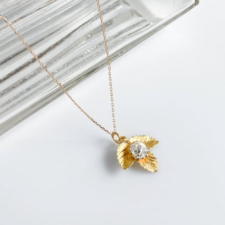 old cut paste leaf pendant * 10ct yellow gold chain