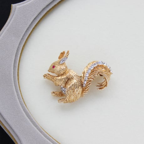 A&S munching squirrel brooch