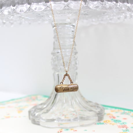 Love is blind pendant