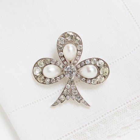 club brooch *pearl & paste