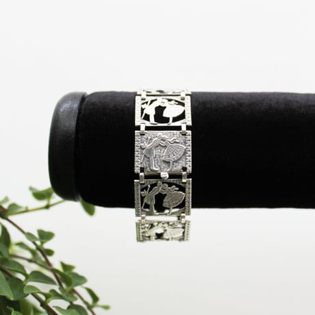 kiss bracelet