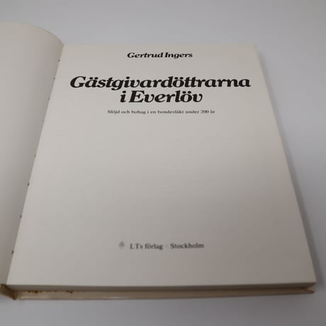 【古本】B4_090 Gästgivardöttrarna i Everlöv : Slöjd och bohag i en bondesläkt under 200 år