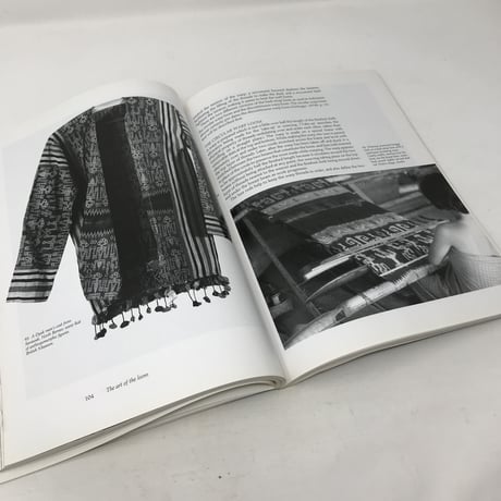 【古本】B308 (洋書) THE ART OF THE LOOM Weaving Spinning & Dyeing across the World/ Ann Hecht