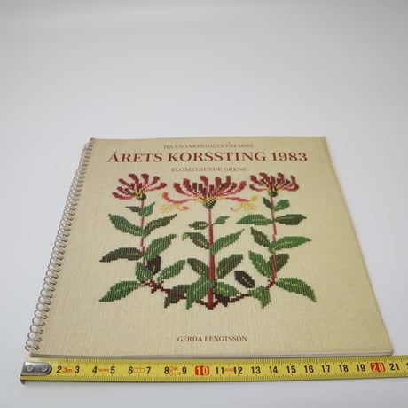 【古本】B4_083　årets korssting 1983 クロスステッチ 開花枝/ gerda bemgtsson