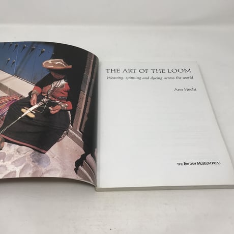 【古本】B308 (洋書) THE ART OF THE LOOM Weaving Spinning & Dyeing across the World/ Ann Hecht