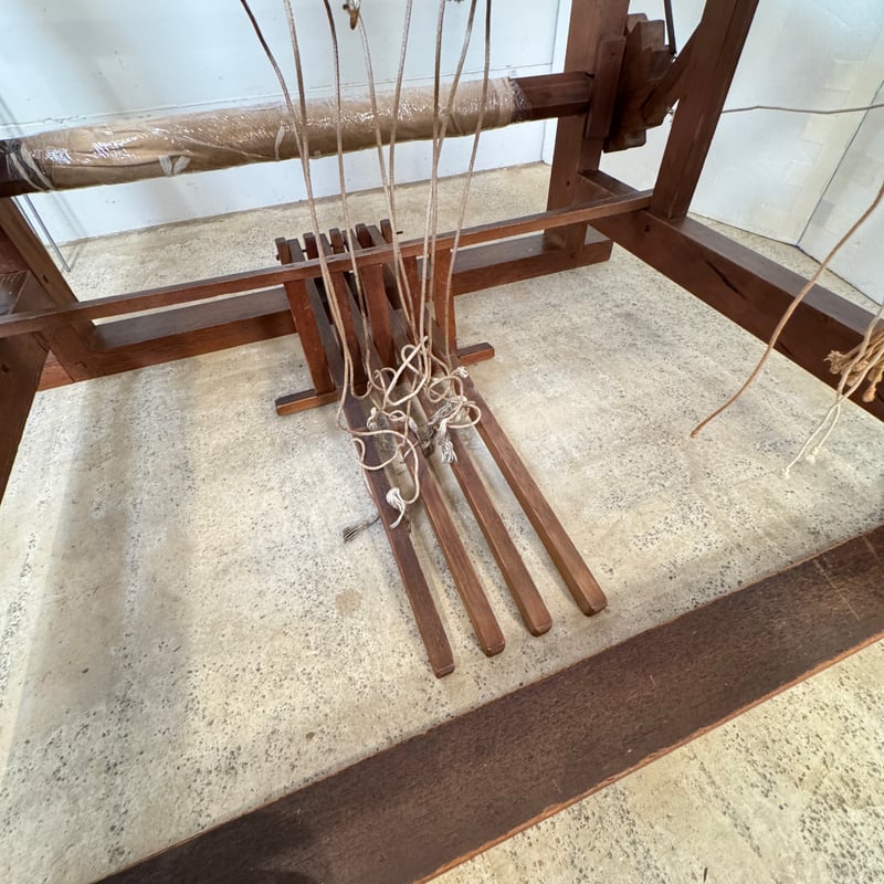 別途送料要・A251】<稲垣機料> ろくろ式京機 織幅70cm 踏板4枚 綜絖4枚