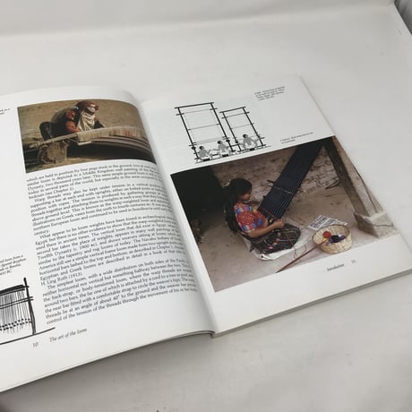 【古本】B308 (洋書) THE ART OF THE LOOM Weaving Spinning & Dyeing across the World/ Ann Hecht