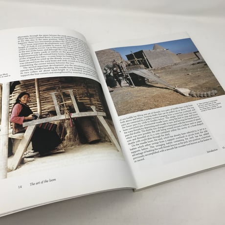 【古本】B308 (洋書) THE ART OF THE LOOM Weaving Spinning & Dyeing across the World/ Ann Hecht